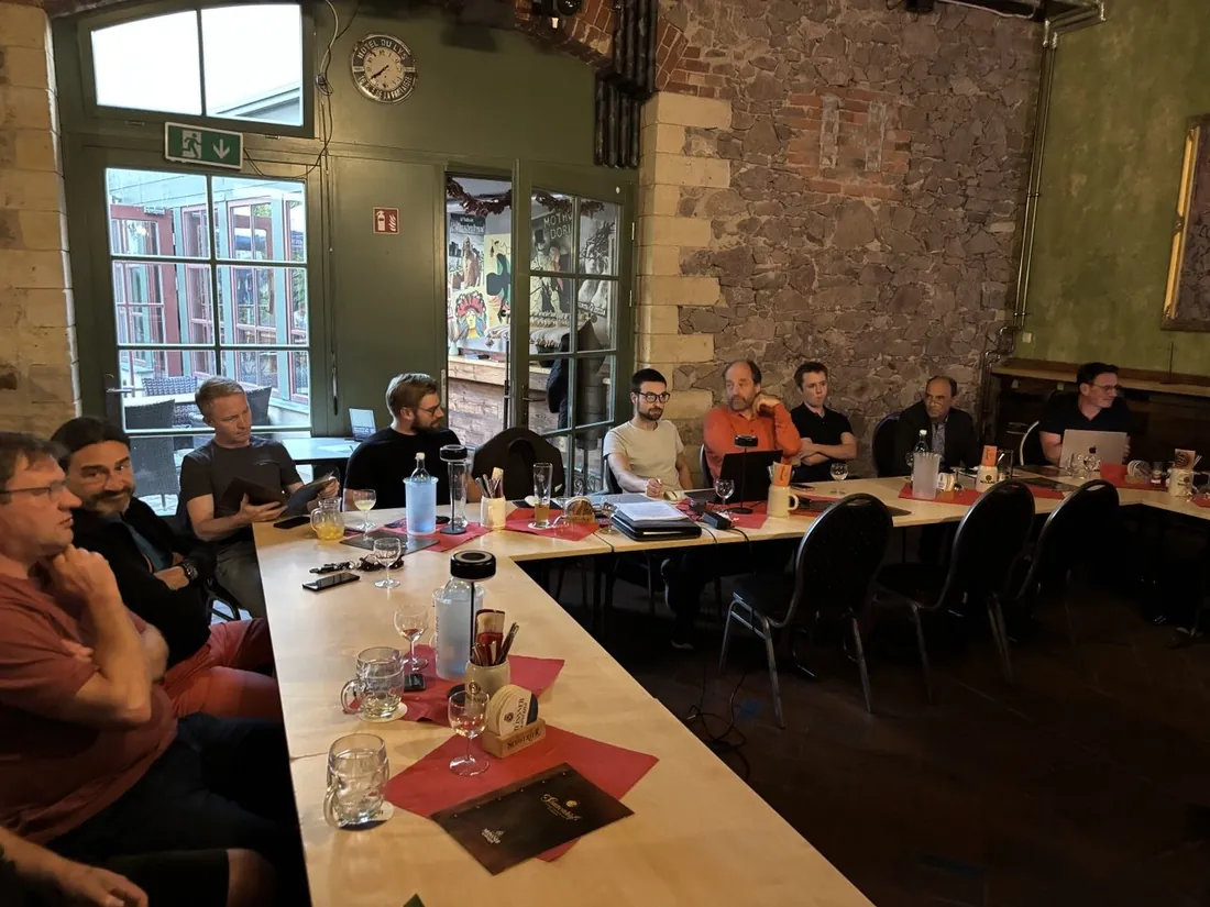 Runde von Unternehmern beim 2. KI-Stammtisch Radebeul im Gespräch